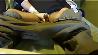 พยาบาลบราซิลให้ Handjob และ Cums สําหรับผู้ป่วย Tetraplegic