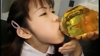 Gadis Asia Menerima Beban Besar Dan Minum Air Kencing Kotor.