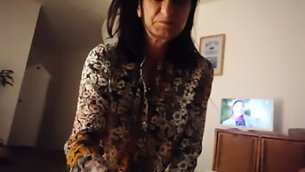 Hd Milf-Video Viser Hvordan Man Gir En Blowjob Og Ansiktsbehandling.