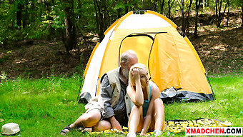 Farfars Picnic Bliver Varm Med Unge Piger Og Gamle Mand