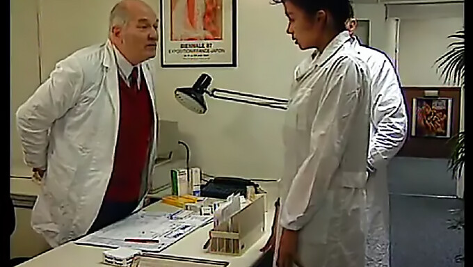 Retro európsky doktor s veľkými prsiami dostáva análne vyšetrenie