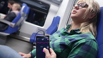 Ervaar Een Openbaar Vrouwelijk Orgasme Met Behulp Van Een Op Afstand Bedienbare Vibrator In De Trein