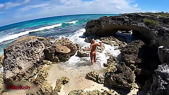 Video pelancong ini menampilkan seorang gadis yang melakukan masturbasi di tepi laut!