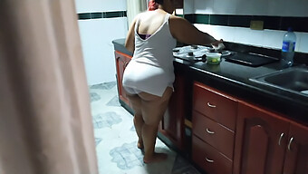 Seorang Milf Colombia Mendapat Handjob Dari Seorang Kawan Semasa Membersihkan Dapur.