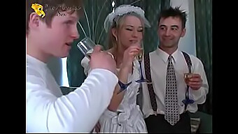 La rencontre sensuelle de la mariée russe avant le mariage avec son meilleur homme