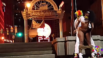 S'Amuser En Plein Air Avec Une Beauté Ébène Et Un Clown Dans Un Porno Sur Le Thème De Covid-19