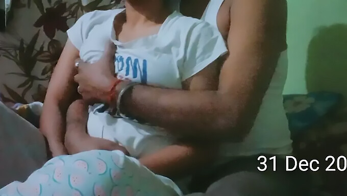 Sânii mari naturali ai bhabhi-ului Desi sunt masați și futuți tare