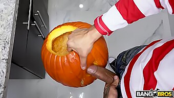 Halloween treat untuk 18+ Evelyn Stone dengan blowjob hardcore