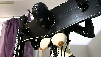 زوجة ترتدي ملابس لاتكس تتعامل مع زوجها السيطري في جلسة Bdsm