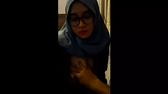 Amateur Indonesian Girl Gives A Blowjob In Hijab