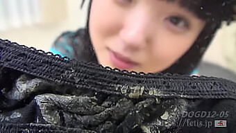 Experimenta La Emoción De Oler El Aroma Íntimo De Una Jovencita En Este Vídeo De Fetiches Japoneses