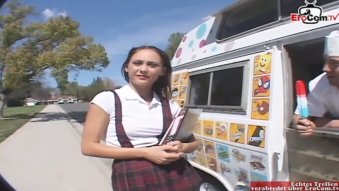 La pequeña colegiala morena recibe un facial en el coche durante el revolcón