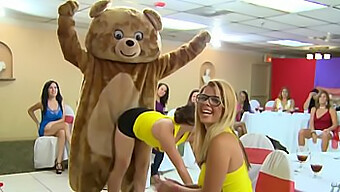 Un Oso Es Follado Por Strippers Masculinos Con Grandes Pollas En Una Fiesta De Soltera Salvaje. ¡mira Cómo Se Divierten Estos Chicos!