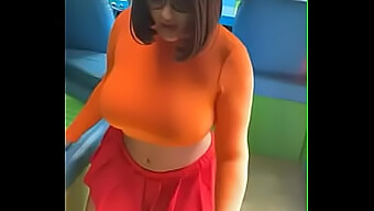 Identitas kedua cosplayer itu, yang satu berdandan Velma.